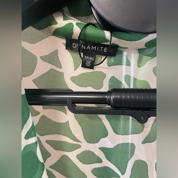 Dynamite cropped Wrap-around Blouse - Picture 2 of 4